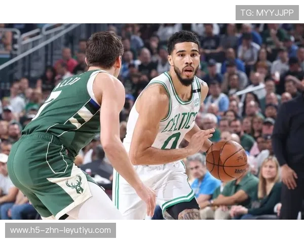 塔图姆三分点位全命中，训练馆响起掌声